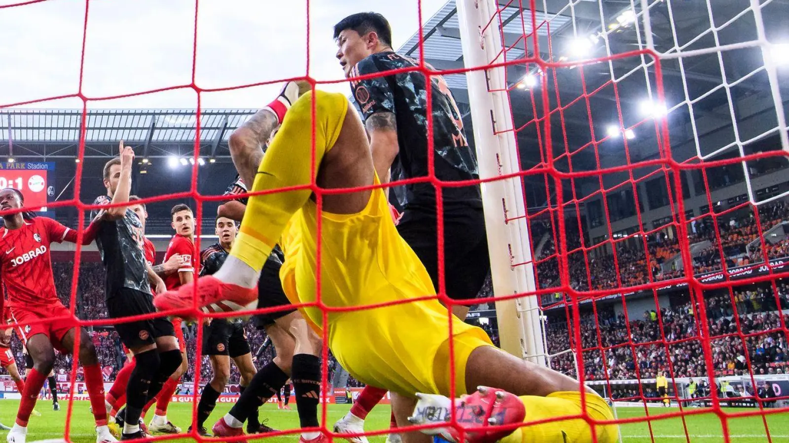 Ball und Torwart im Netz: Das 2:0 der Bayern sorgt auf Freiburger Seite für Ärger. (Foto: Tom Weller/dpa)