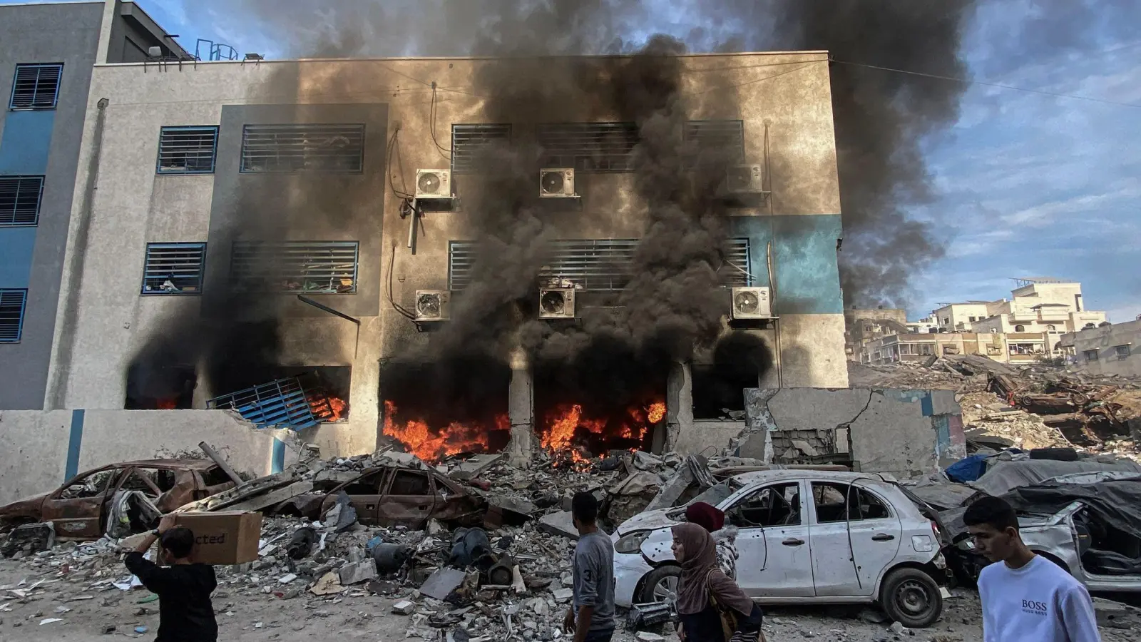 Bei einem israelischen Raketenangriff auf ein Haus in Beit Lahia im n (Foto: Hadi Daoud/APA Images via ZUMA Press Wire/dpa)