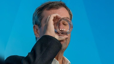Wasser kostet in Bayern künftig etwas mehr - das hat das Kabinett von Markus Söder beschlossen. (Foto: Peter Kneffel/dpa)