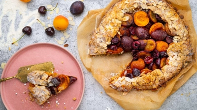 Noch nie Galette probiert? Süßes Steinobst aus Pflaumen Aprikosen und späten Kirschen bringt den Spätsommer auf den Tisch. (Foto: Ariane Bille/BEVO/dpa-tmn)