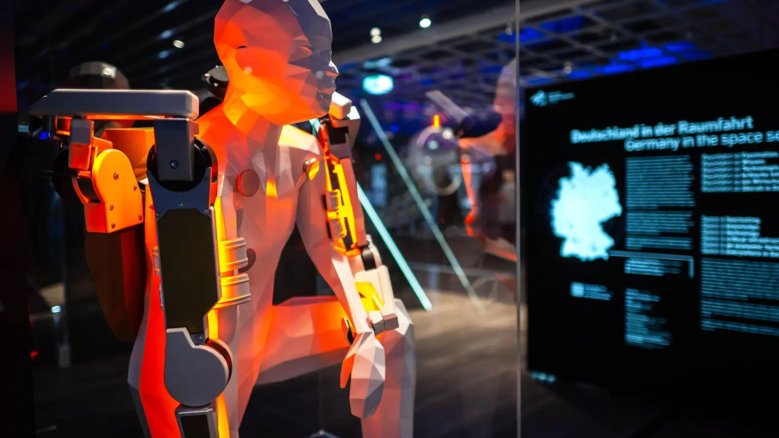 Exoskelett für Astronautentraining (Foto: Sina Schuldt/dpa)
