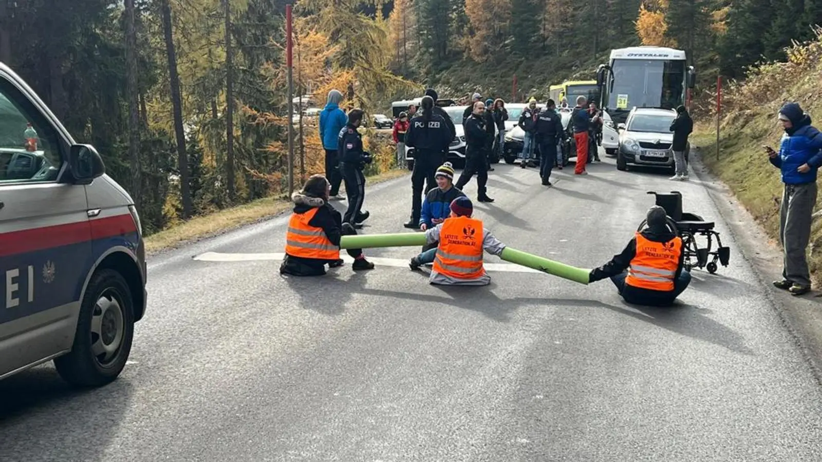 Klimaaktivisten haben die Hochgebirgsstraße hinauf zum Rettenbachferner blockiert. (Foto: Stringer/APA/dpa)
