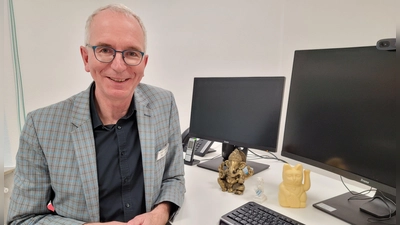 Martin Vitzithum hat drei berufliche Wegbegleiter mit nach Bad Windsheim gebracht und gut sichtbar auf seinem Schreibtisch platziert: Ganesha, den Bayerischen Löwen und eine Winkekatze. (Foto: Nina Daebel)