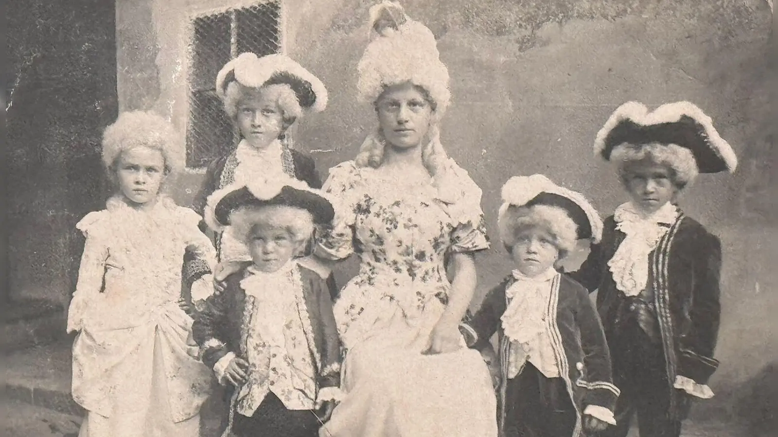 Sophie Krodel und fünf ihrer Kinder in historischen Kostümen: Das Foto wurde wohl um 1940 gemacht. Bei den Bombenangriffen auf Ansbach im Februar 1945 starb die Familie in den Trümmern. (Repro: Lara Hausleitner)