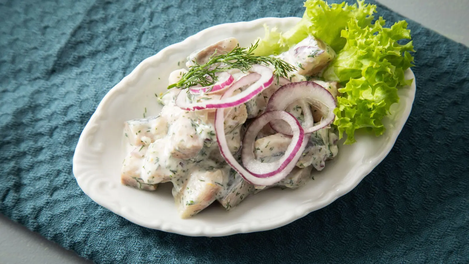 Ein Klassiker unter den Heringsgerichten: Matjes mit Zwiebeln und Sahnesoße. (Foto: Christin Klose/dpa-tmn)