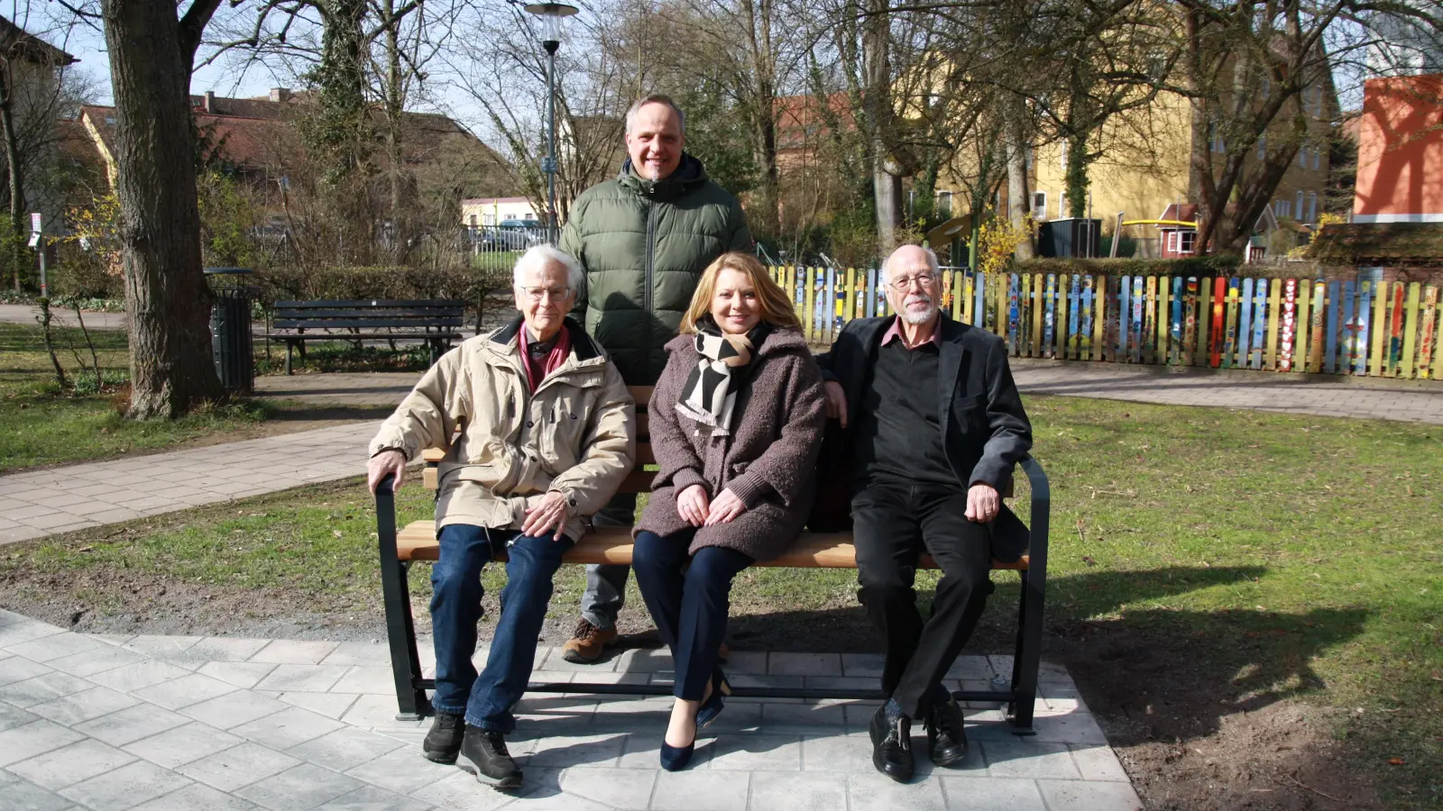 Probierten die neuen Möbel aus (von links): Dr. Burkhard Spieker, Christoph Schmoll, Daniela Engelhardt, Geschäftsstellenleiterin der Sparkasse, und Dr. Ernst Öffner. (Foto: Julia Stahl)