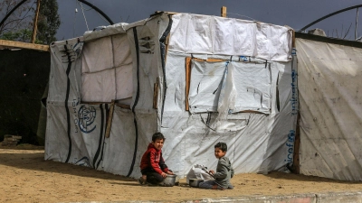 Viele Palästinenser leben im Gazastreifen in Zelten, die kaum Schutz gegen Kälte bieten. (Archivbild) (Foto: Abed Rahim Khatib/dpa)