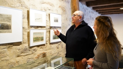 Viele Detailinformationen lassen sich aus der Abbildung einer Stadt herauslesen. Der ehemalige Museumsleiter Karl-Heinz Schneider und Kunsthistorikerin Anja Bergermann haben dafür ein geschultes Auge. <br>  (Foto: Simone Hedler)