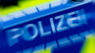 Die Frau wurde von dem Laster überrollt und starb kurze Zeit später im Krankenhaus. (Symbolbild) (Foto: Rolf Vennenbernd/dpa)