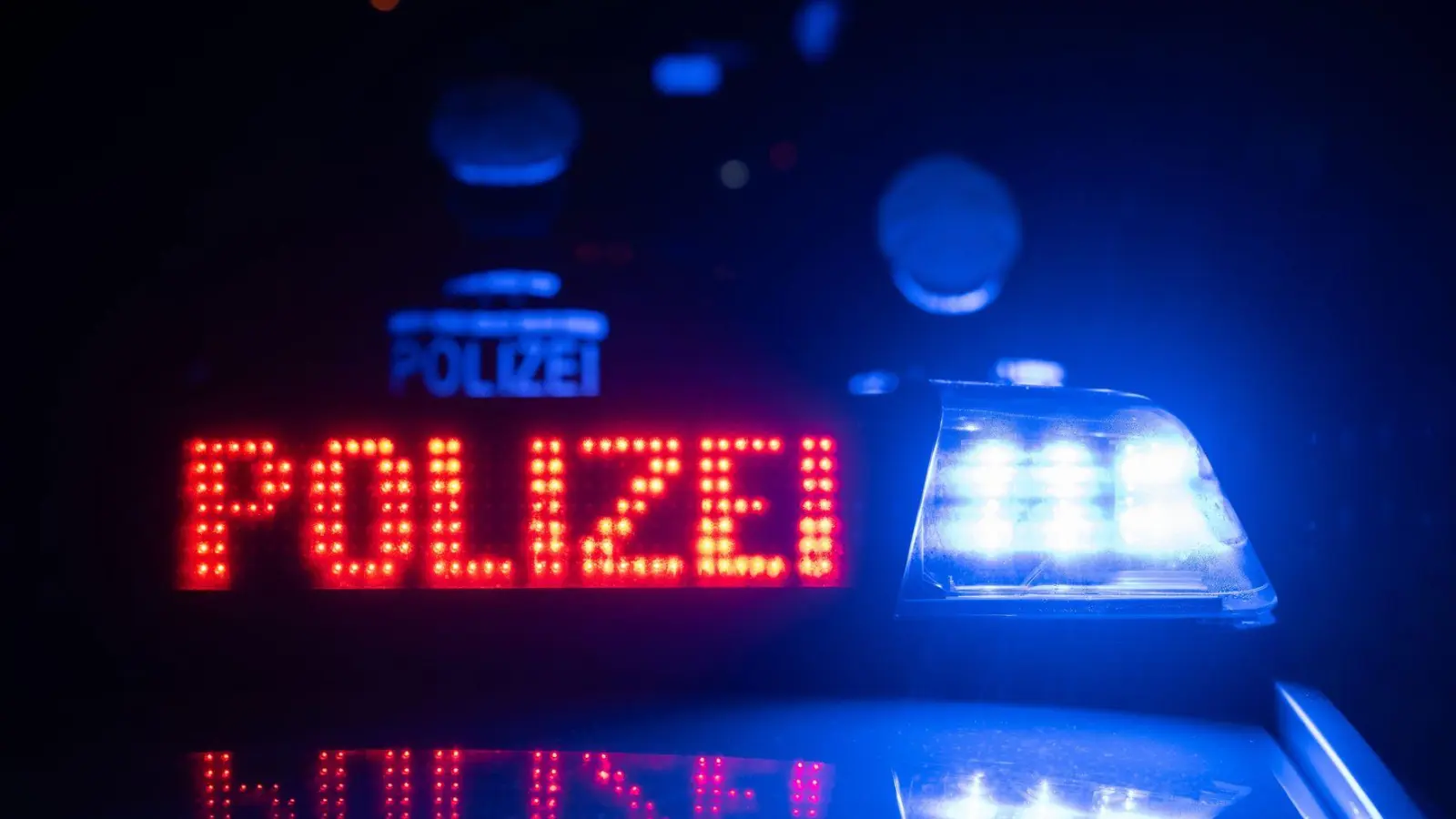 Die Zugstrecke blieb wegen der Suchaktion bis in die Nacht gesperrt. (Symbolbild) (Foto: Marijan Murat/dpa)