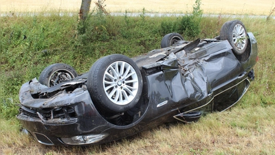Das völlig demolierte Auto konnte der Fahrer allem Anschein nach unverletzt verlassen. (Foto: Hans-Jochen Teufel)