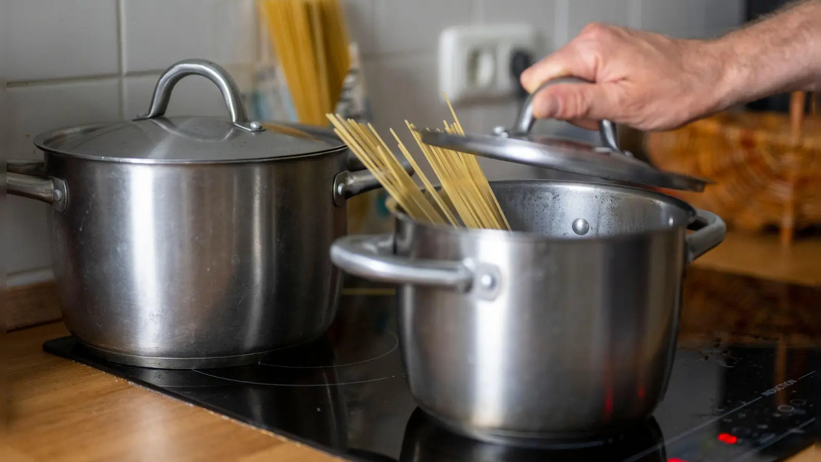 Was die trauernden Männer in der neuen Gruppe kulinarisch machen, geht über das Kochen von Nudeln hinaus. Organisiert wird das Angebot vom Hospizverein. (Symbolbild: Monika Skolimowska/dpa)