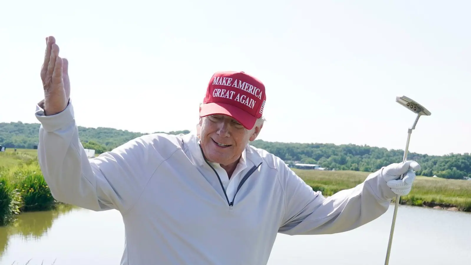 Trump spielt am Wochenende häufiger Golf in einem seiner Clubs. (Archivbild) (Foto: Alex Brandon/AP/dpa)