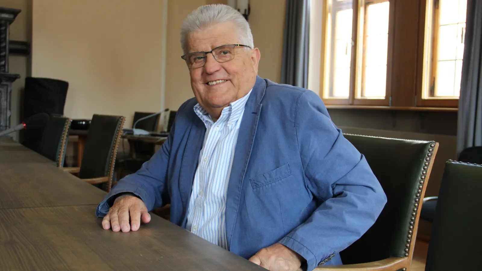 Kurt Förster auf „seinem” Bürgermeister-Stuhl im Sitzungssaal des Rathauses.  (Foto: Clarissa Kleinschrot)