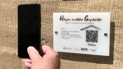 Der QR-Code auf dem Schild am Stadthaus führt ins Leere, weil die DigiWalk-App für Android-Smartphones nicht mehr zur Verfügung steht. (Foto: Florian Pöhlmann)