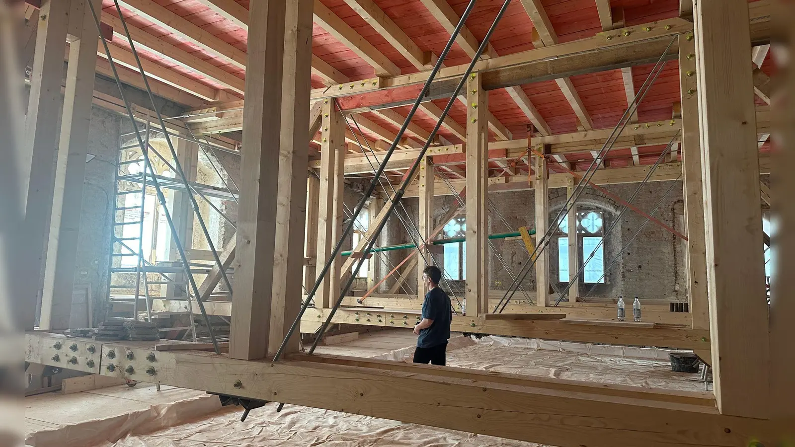 Das Historische Rathaus in Straubing ist eine Großbaustelle. Im Rathaussaal ist eine vorübergehende Zwischendecke eingezogen worden, auf der sich Bauarbeiter bewegen können. (Foto: Ute Wessels/dpa)