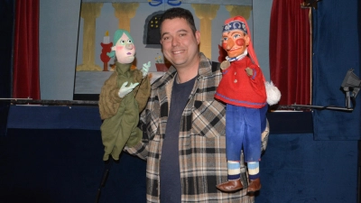 Marc Rehne betreibt mit seiner Familie das Wassertrüdinger Figurentheater. In seinen Händen hält er die Hexe Dolores und Kasper aus dem Froschkönig. Das Stück hatte vor Ostern Premiere. Am Samstag wird ein neues Stück für Erwachsene gespielt. (Foto: Peter Tippl)