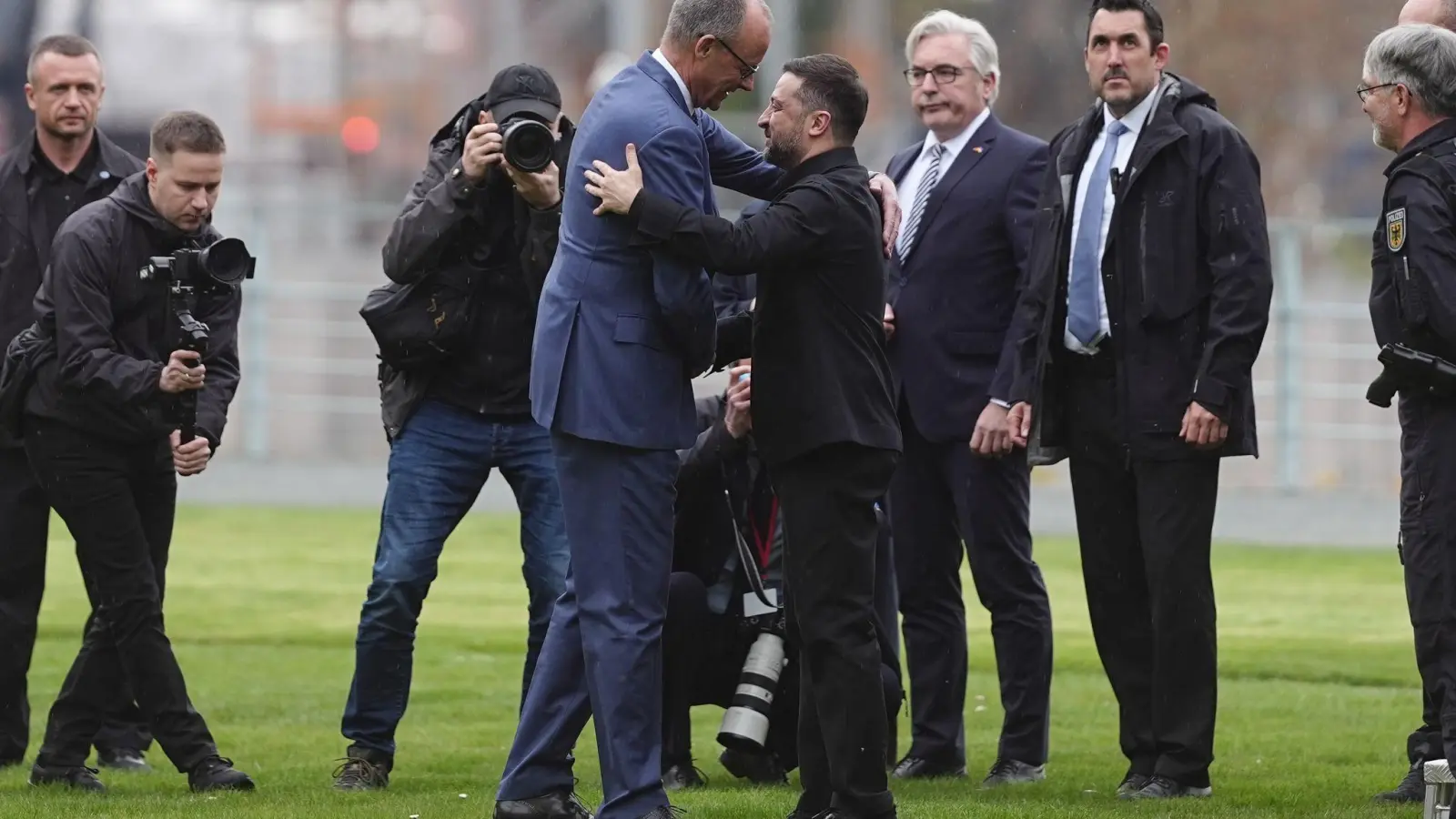 Kanzler Merz empfängt den ukrainischen Präsidenten.  (Foto: Kay Nietfeld/dpa)