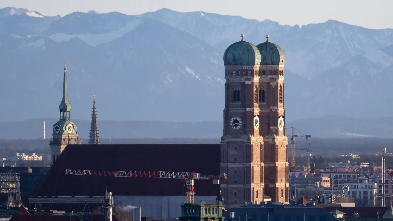 In der Frauenkirche soll das Mahnmal enthüllt werden. (Archivbild) (Foto: Sven Hoppe/dpa)