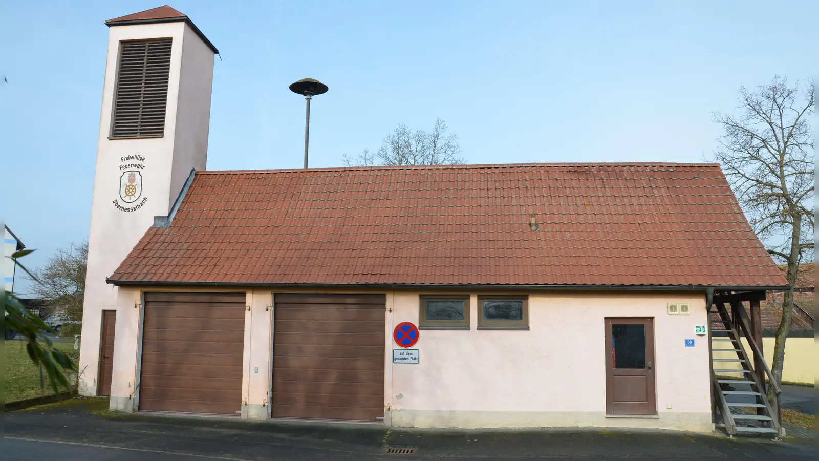 Das Feuerwehrgerätehaus in Obernesselbach ist mangels Alternativen jetzt schon der Treffpunkt für die Dorfbewohner. Nach dem Willen des Neustädter Stadtrates soll es ausgebaut werden. (Foto: Christa Frühwald)