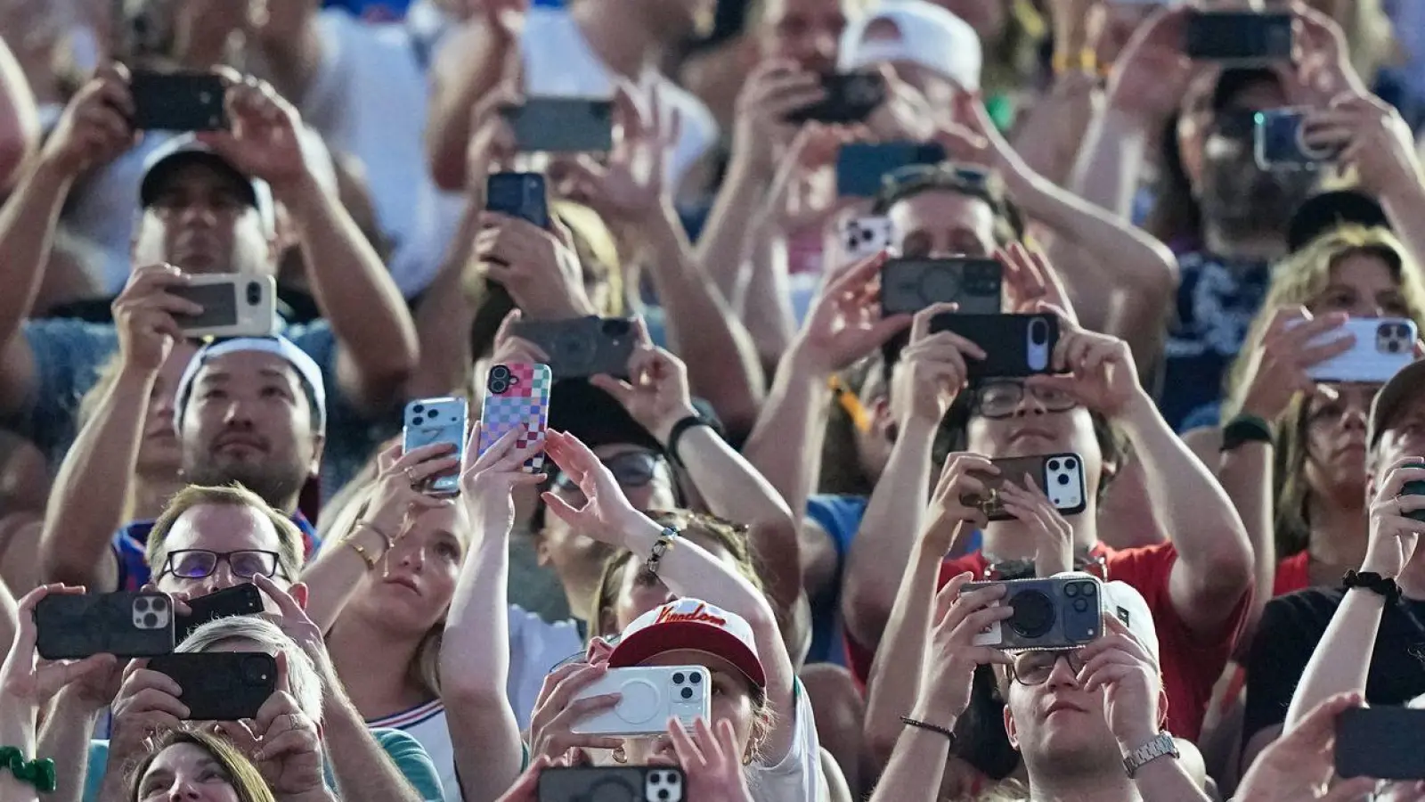 Dass Fans ihre Mobiltelefone zücken, gehört auch im Stadion längst zum Alltag. (Archivbild) (Foto: Charlie Riedel/AP/dpa)