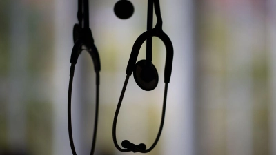 Der Arzt soll jahrelang nie erfolgte Leistungen abgerechnet haben. (Symbolbild) (Foto: Sebastian Gollnow/dpa)