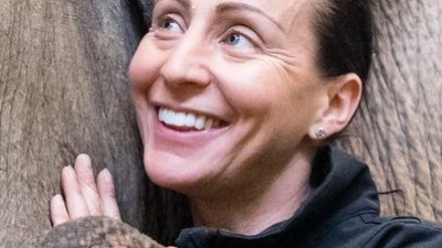 Jana-Mandana Lacey-Krone, Direktorin des Circus Krone, streichelt im Elefantenhaus auf dem Gelände des Circus Krone die indische Elefantenkuh Bara. (Archivbild) (Foto: Matthias Balk/dpa)