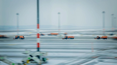 Der Flughafen BER hat den Betrieb wegen des Winterwetters eingestellt.  (Foto: Christoph Soeder/dpa)