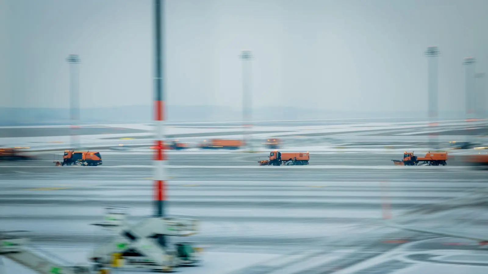 Der Flughafen BER hat den Betrieb wegen des Winterwetters eingestellt.  (Foto: Christoph Soeder/dpa)