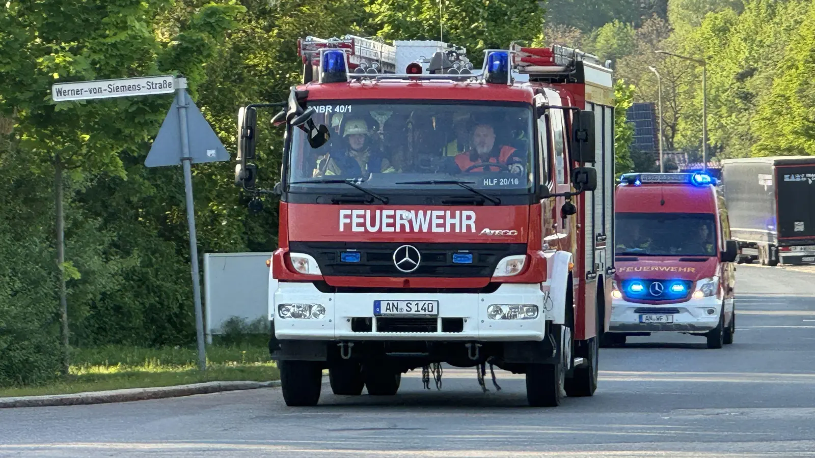 Gegen 19.15 Uhr waren am Freitag mehrere Ansbacher Feuerwehren alarmiert worden: Unmittelbar danach rückten insgesamt rund 80 Aktive mit ihren Fahrzeugen zu der Großübung im Industriegebiet bei Ansbach-Brodswinden aus. (Foto: Oliver Herbst)