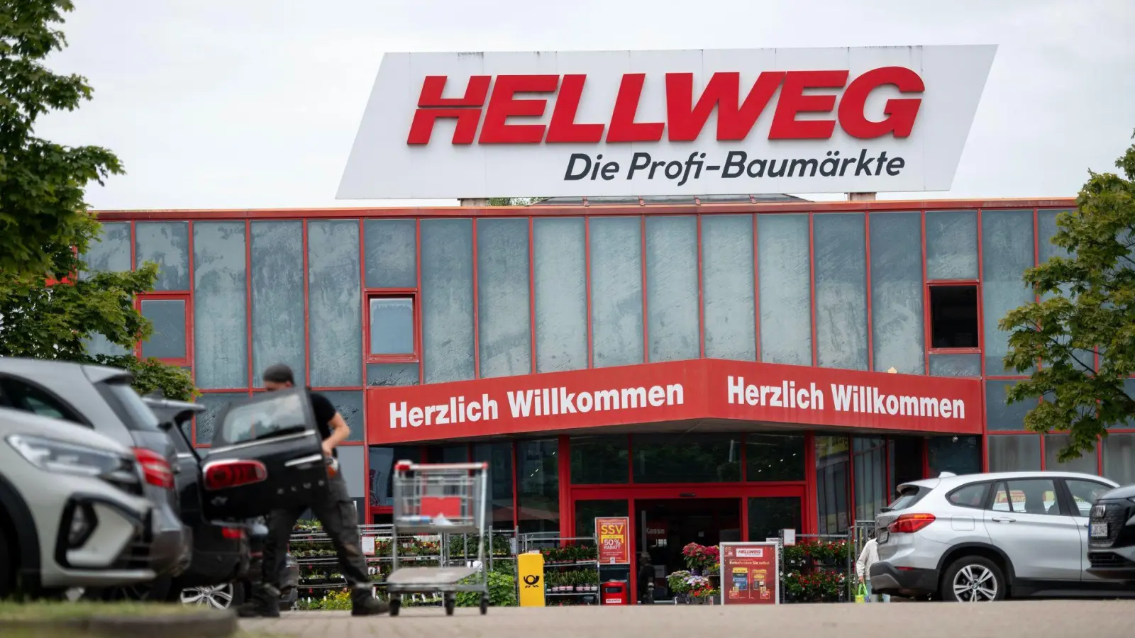Die Baumarktkette Hellweg und die Tochtergesellschaft BayWa Bau- und Gartenmärkte hatten im Juni Insolvenz in Eigenverwaltung angemeldet. Laut Sanierungsgeschäfsführung werden viele Filialen wohl bleiben, nicht aber die Zentralen in Dortmund und Garching. (Archivbild) (Foto: Fabian Strauch/dpa)