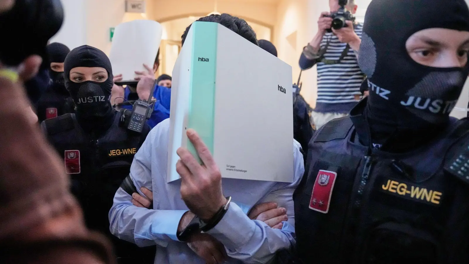 Der Hauptangeklagte im Terrorprozess um die abgesagten Taylor-Swift-Konzerte in Wien will sich laut Anwältin großteils schuldig bekennen.  (Foto: Matthias Schrader/AP/dpa)