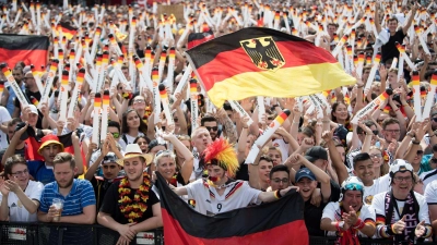 Zur WM 2018 trafen sich vielerorts Menschen zum gemeinsamen Mitfiebern - dieses Jahr wird das wohl anders. (Foto: Bernd von Jutrczenka/dpa)