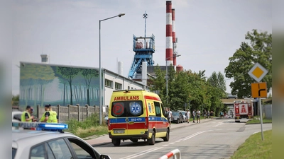 Ein Krankenwagen fährt in das Kohlebergwerk Rydultowy, wo bei einem Grubenunglück ein Bergmann getötet und mindestens 17 weitere verletzt wurden.  (Foto: Katarzyna Zaremba-Majcher/AP/dpa)