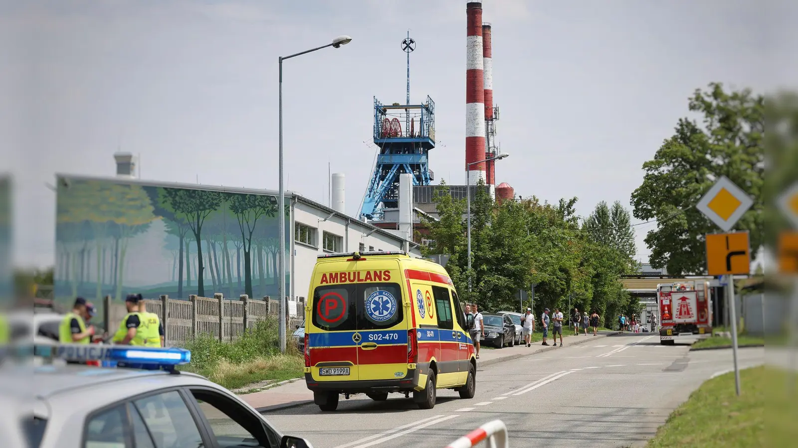 Ein Krankenwagen fährt in das Kohlebergwerk Rydultowy, wo bei einem Grubenunglück ein Bergmann getötet und mindestens 17 weitere verletzt wurden.  (Foto: Katarzyna Zaremba-Majcher/AP/dpa)