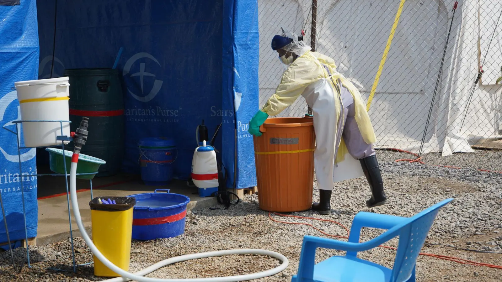 Ein Mitarbeiter des Gesundheitswesens in einem Ebola-Behandlungszentrum (Foto: Prosper Heri Ngorora/AP/dpa)