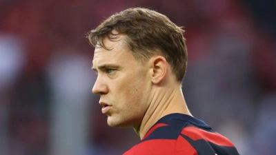 Manuel Neuer wurde bei seinem möglicherweise letzten Auftritt in der Schalker Arena ausgepiffen.  (Foto: Fabian Strauch/dpa)