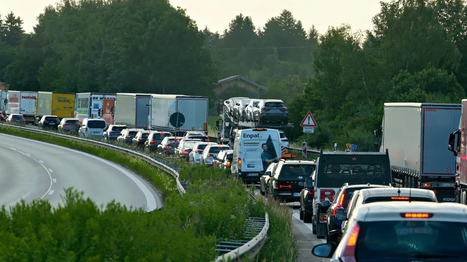 Stillstand auf der A 8 in Bayern: Bei hohem Verkehrsaufkommen steigt das Risiko von Staus. (Foto: Uwe Lein/dpa)