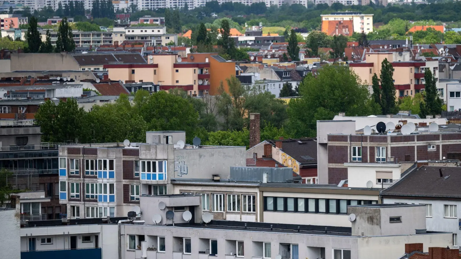 Wohnhäuser im Berliner Bezirk Wedding. In der Hauptstadt steigen die Mieten weiter an. (Foto: Monika Skolimowska/dpa)