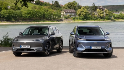 Neues aus China: Hersteller Geely versucht es nun unter eigenem Nahmen mit dem E5 (l) und dem Starray. (Foto: weigl.biz/Geely/dpa-tmn)