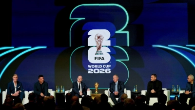 Im Kreise von Fußball-Legenden wie Ronaldo (Zweiter von links) präsentierte FIFA-Chef Infantino (Dritter von links) den Spielplan. (Foto: Chris Carlson/AP/dpa)