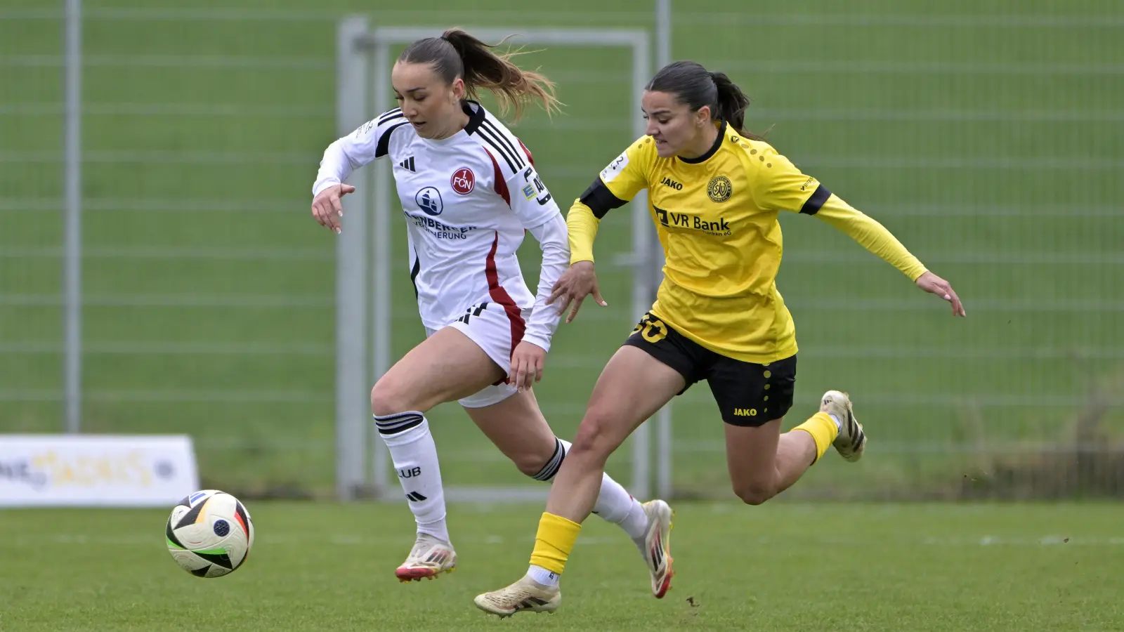 Zurück von der Länderspielreise mit der Albanischen Nationalelf: Djellza Istrefaj (rechts, mit der Nürnbergerin Lara Meroni). (Foto: Martin Rügner)