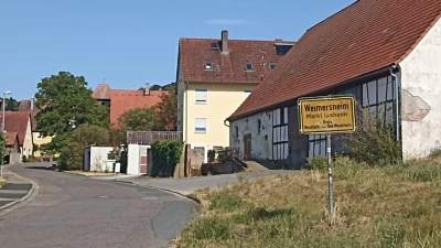 Die Ortsdurchfahrt Weimersheim wird erneuert und das Ortsschild vor das erste Grundstück versetzt. (Foto: Alexander Rausch)