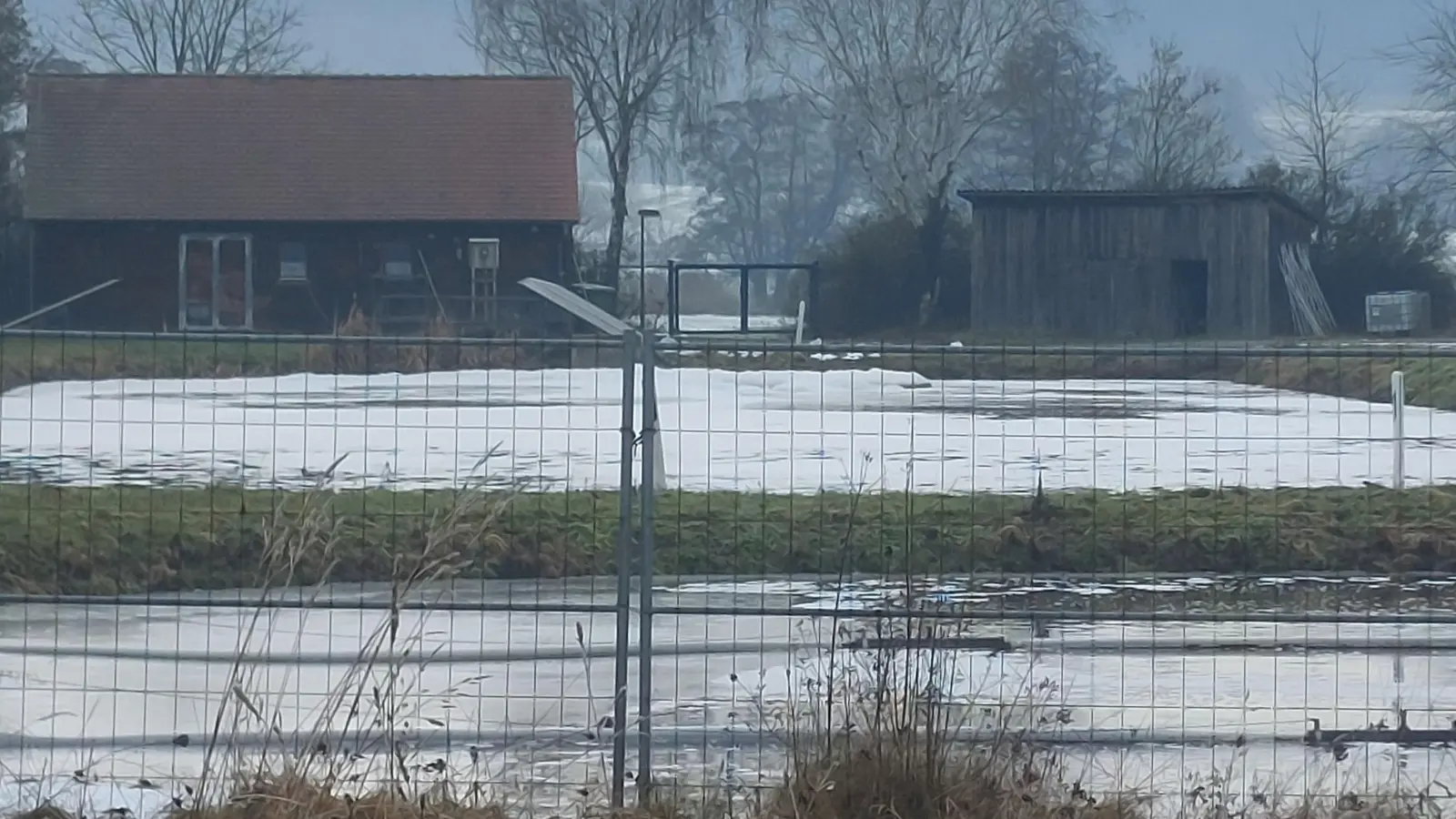 Neben den Becken der Teichkläranlage Pahres entsteht das Projekt des Zweckverbandes. (Foto: Sandra Buchwald)