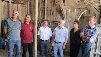 Besichtigten in einem der Obergeschosse die in Holz ausgebauten Räume: Architekt Hans-Heinrich Häffner, Hannsjörg Bauer von der Erbengemeinschaft der Eigentümerfamilie, Dr. Bernhard Niethammer vom Landesamt für Denkmalpflege, der CSU-Stimmkreisabgeordnete Helmut Schnotz, Isabell Oertel, Leiterin des Stadtbauamtes, sowie OB Dr. Christoph Hammer (von links). (Foto: Markus Weinzierl)