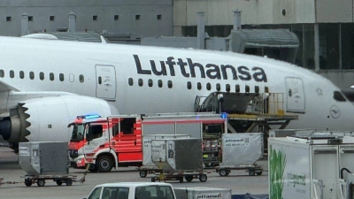 Das Bugfahrwerk eines Lufthansa-Dreamliners knickte vor dem Terminal ein.  (Foto: Mike Seeboth/dpa)
