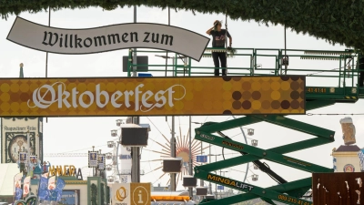 Der Aufbau dauert Monate: Ab Montag ist die Theresienwiese für das Oktoberfest gesperrt (Archivbild). (Foto: Peter Kneffel/dpa)