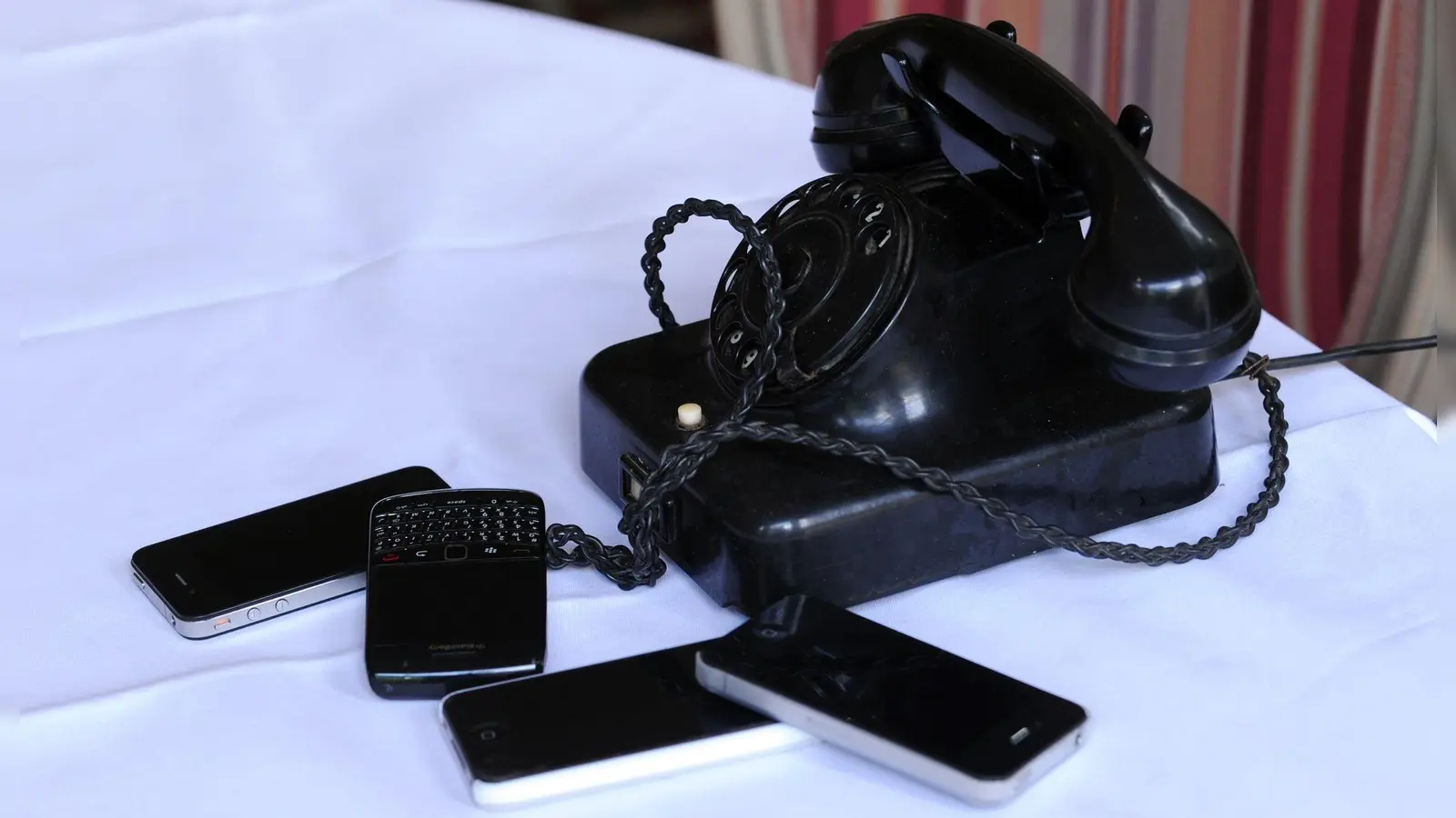 Vor 150 Jahren gelang Alexander Graham Bell und Thomas Watson das erste Ferngespräch. Seitdem hat sich bei der Technik einiges getan. (Symbolbild) (Foto: picture alliance / ZB)
