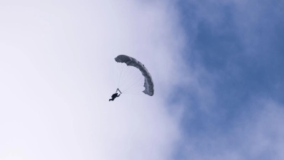 Ein Fallschirmspringer ist bei einer Landung nahe dem Flugplatz Günzburg verletzt worden. (Symbolbild) (Foto: Silas Stein/dpa)