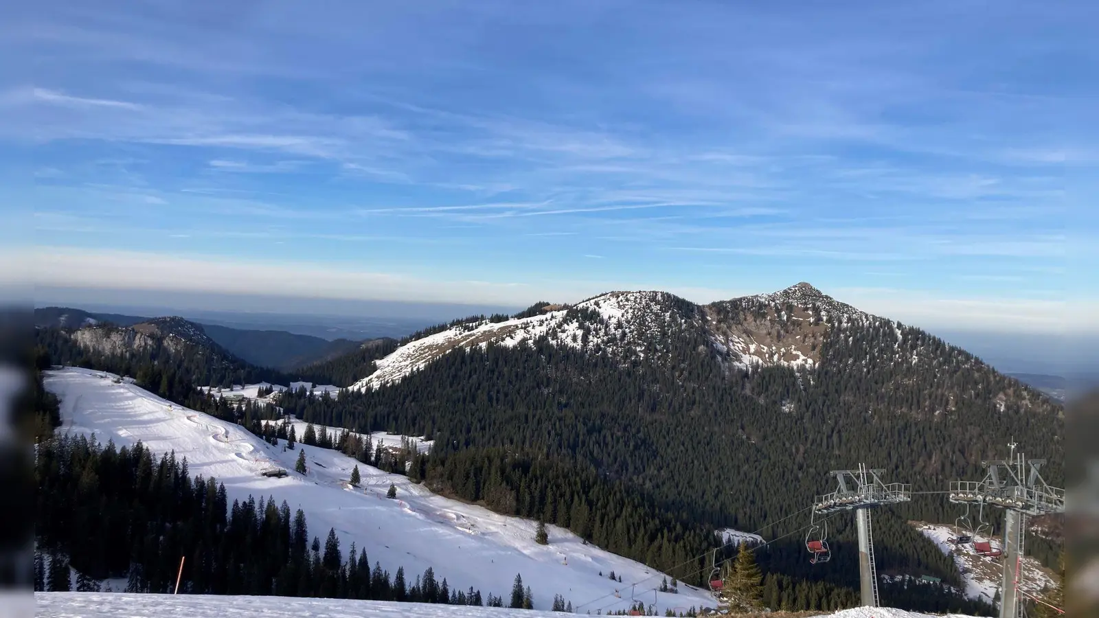 Das Skigebiet am Spitzingsee ist ein beliebtes Ausflugsziel. (Symbolbild) (Foto: Sabine Dobel/dpa)